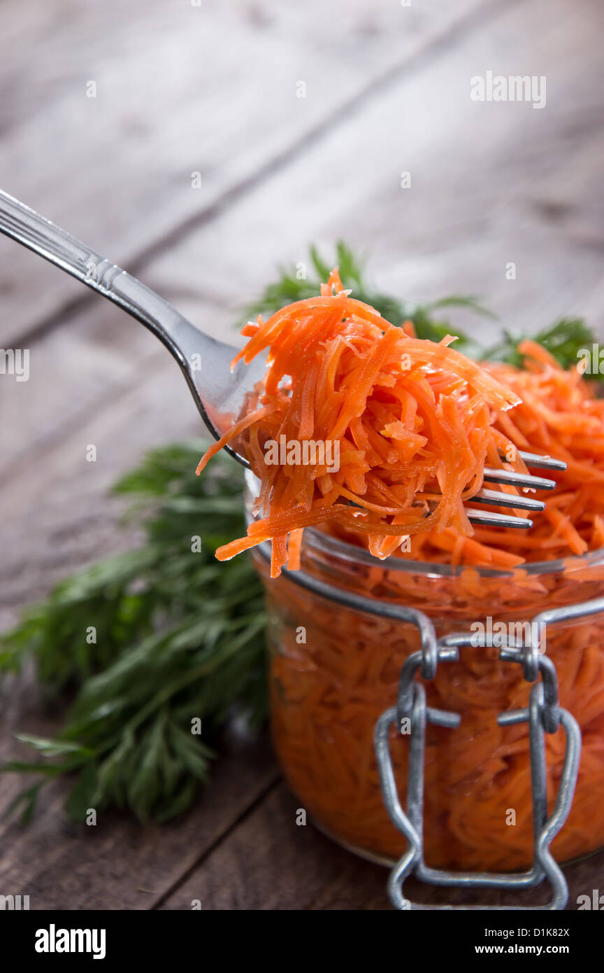 Fourchette à salade de carottes devant un verre Banque D'Images