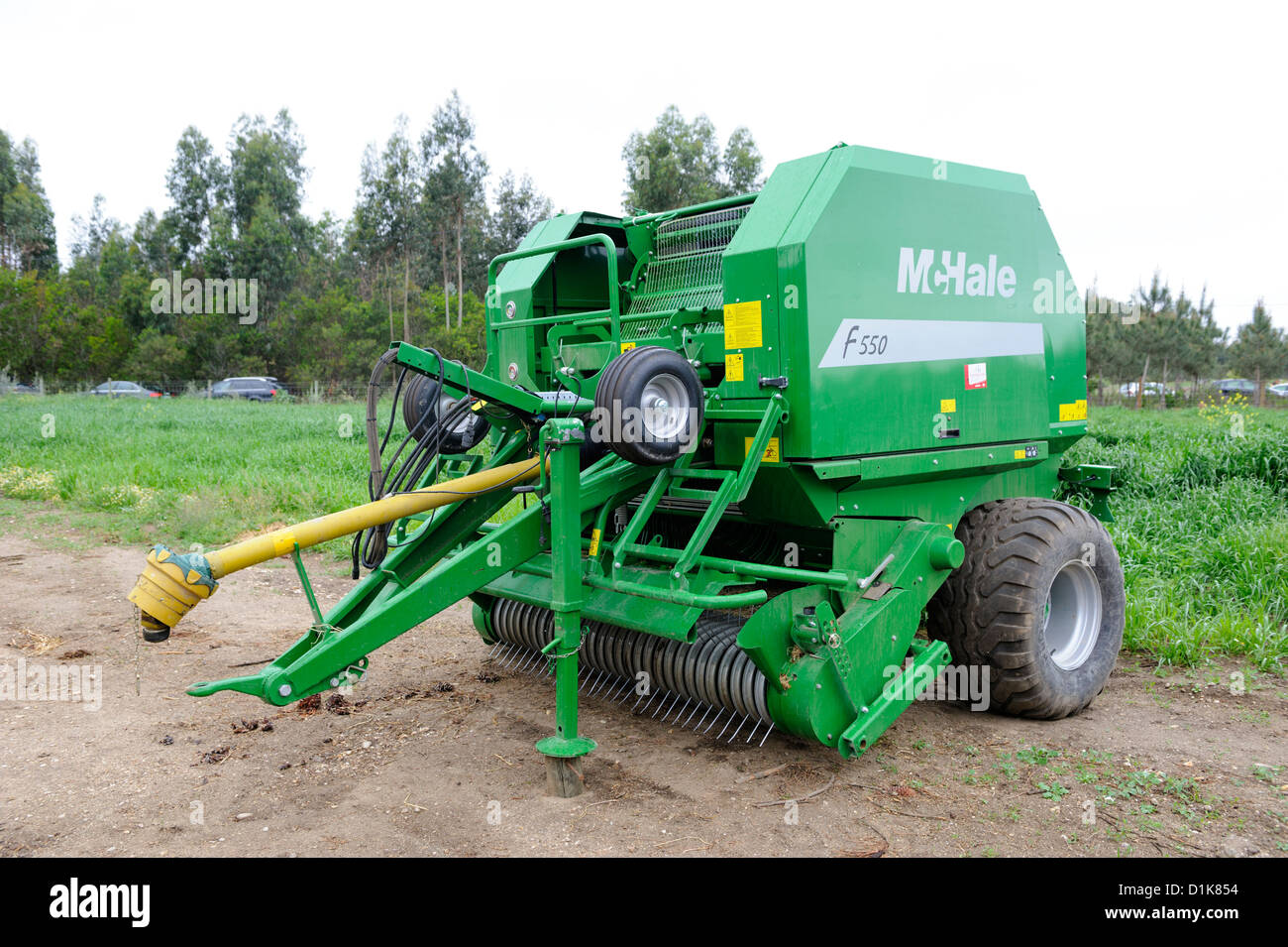 McHale F550 Presse à balles rondes traîné Banque D'Images