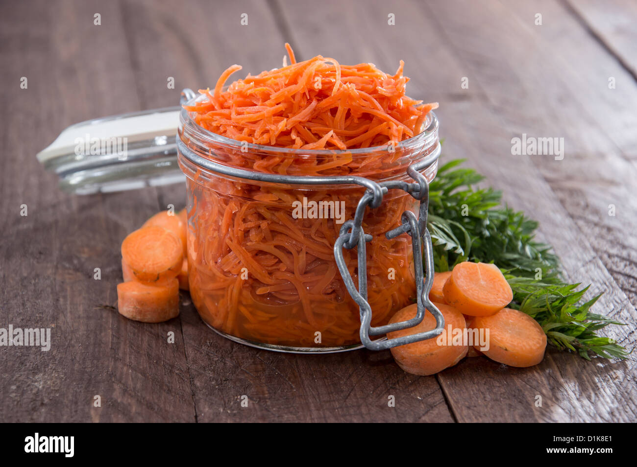 Verre avec salade de carottes sur bois Banque D'Images