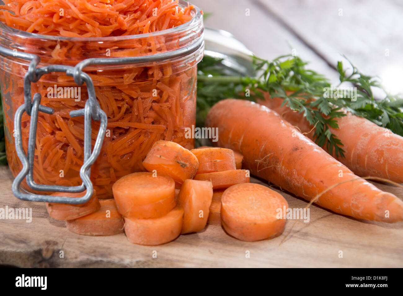 Planche à découper, Salade de carottes sur fond de bois Banque D'Images