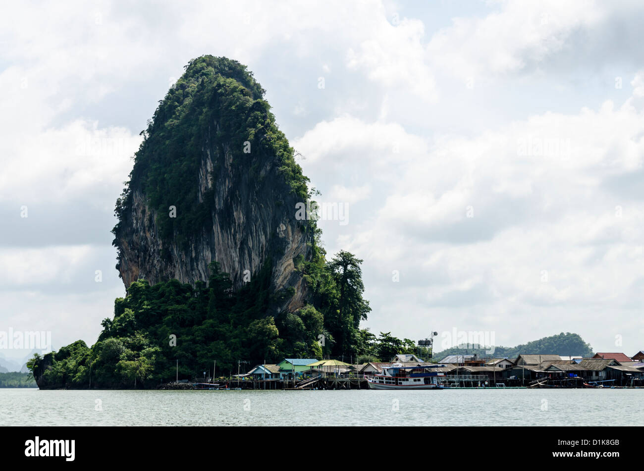 Ko Panyi village sur pilotis musulmane de hautes falaise calcaire spectaculaires dans Ao Phang-Nga Marine National Park dans le sud de la Thaïlande Banque D'Images