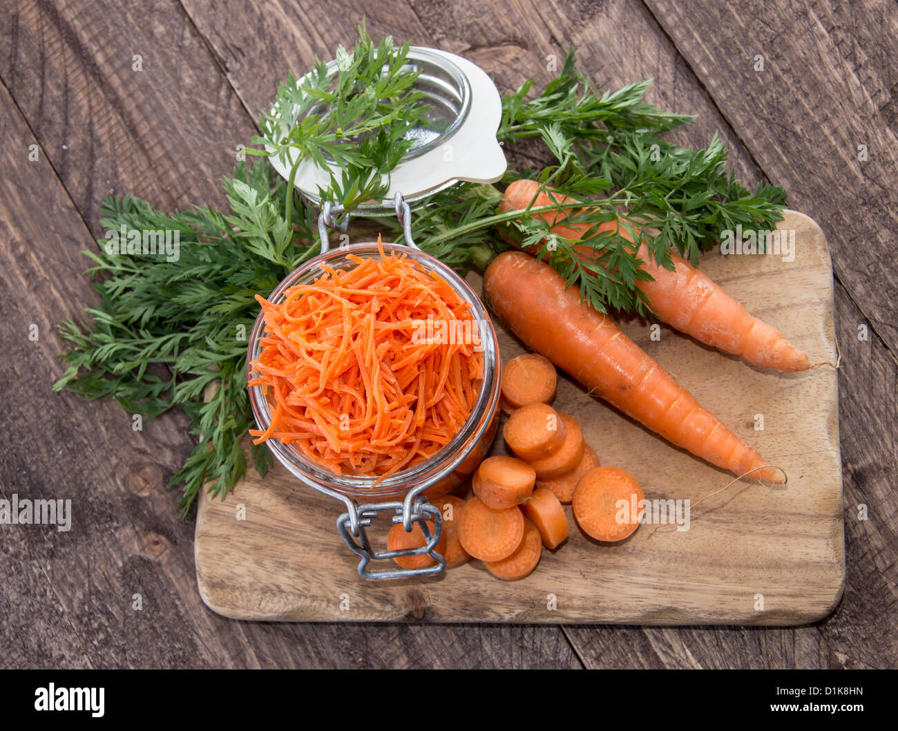 Planche à découper, Salade de carottes sur fond de bois Banque D'Images