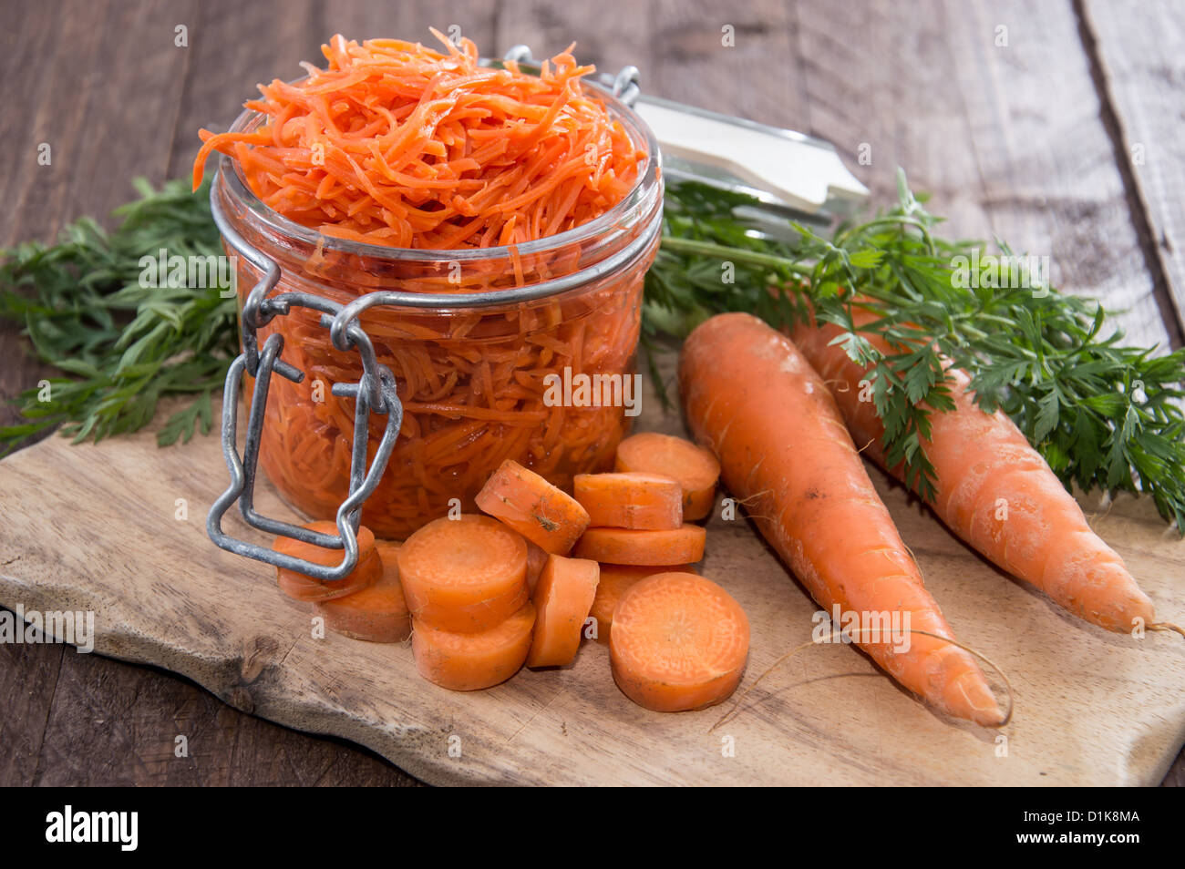 Planche à découper, Salade de carottes sur fond de bois Banque D'Images
