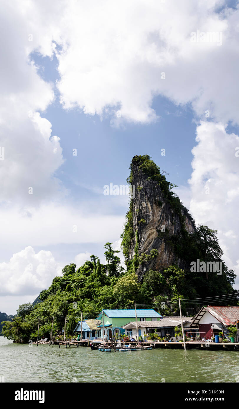 Ko Panyi village sur pilotis musulmane avec falaise de calcaire encadrée par les nuages en ao Phang-Nga Marine National Park dans le sud de la Thaïlande Banque D'Images