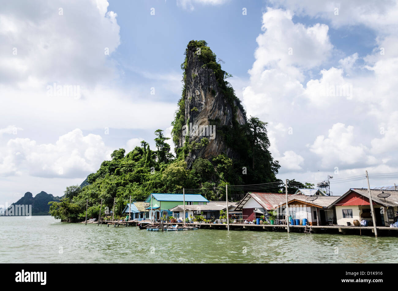 Ko Panyi village sur pilotis musulmane avec falaises calcaires et les cumulus à Ao Phang-Nga Marine National Park dans le sud de la Thaïlande Banque D'Images
