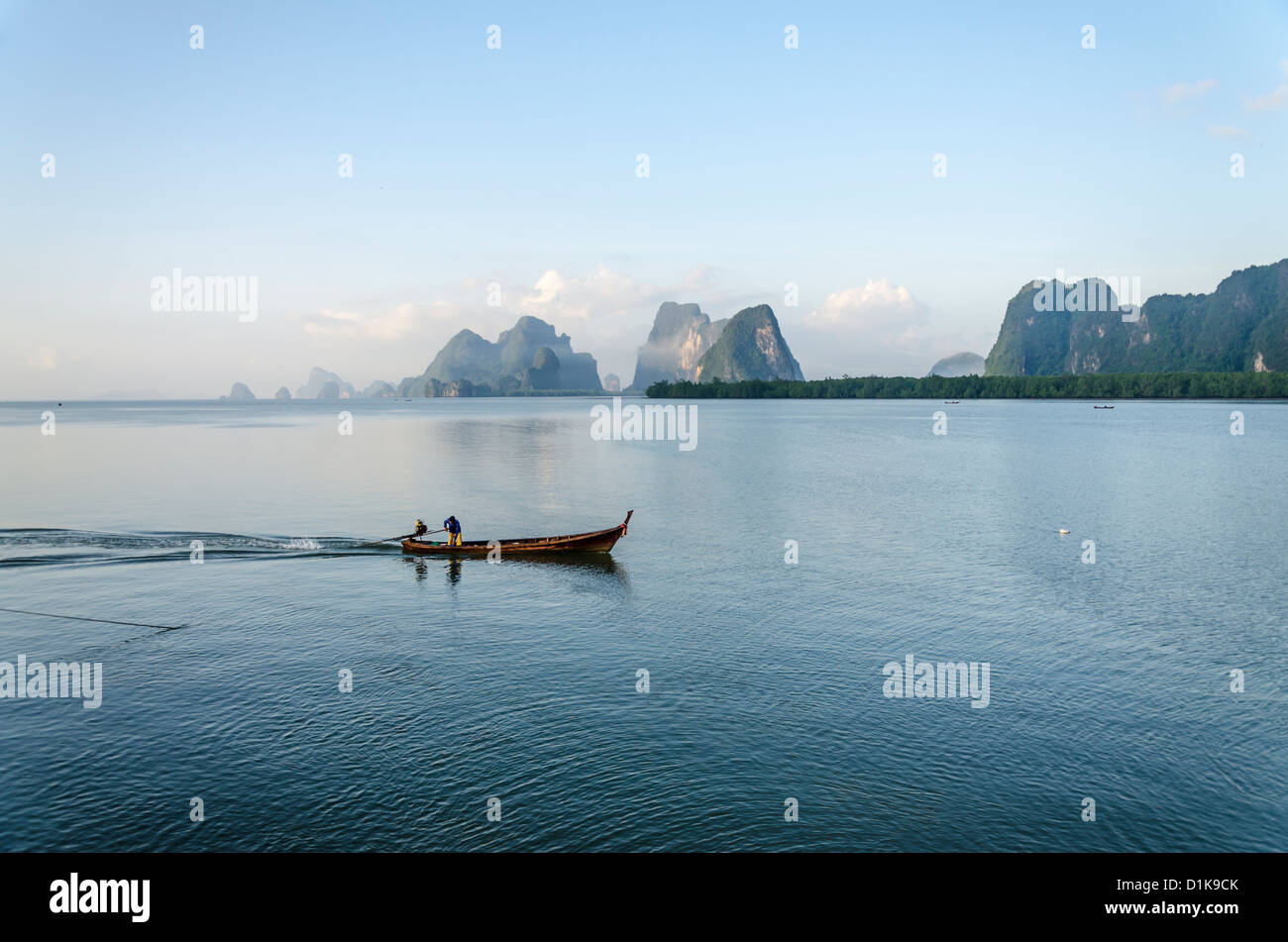 Un bateau longtail va à l'aube de Ko Panyi échasses musulmane village de Ao Phang-Nga Marine National Park dans le sud de la Thaïlande Banque D'Images