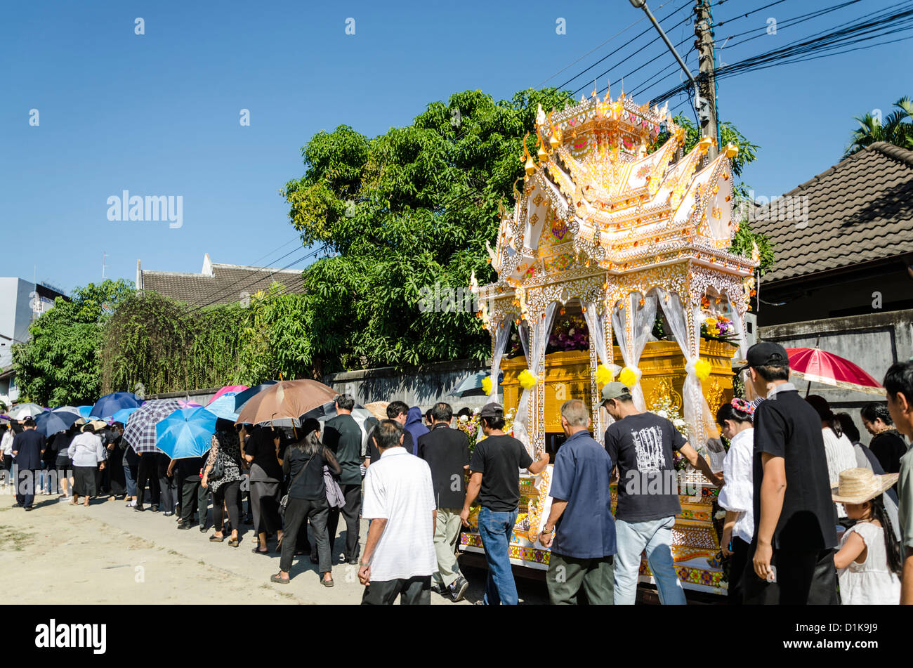 Funérailles bouddhistes parade procession avec grand flotteur portant corps mort et beaucoup de gens à pied sur la rue à Chiang Mai Thaïlande Banque D'Images