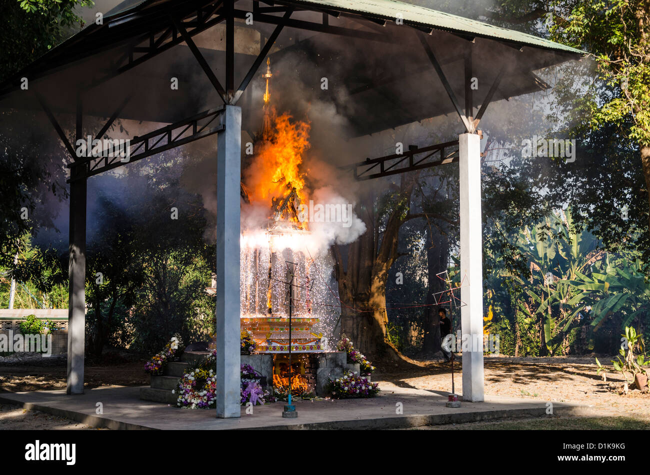 Bûcher d'exploser en flammes avec Fireworks à l'intérieur de la structure de l'air ouvert au funérailles bouddhistes à Chiang Mai Thaïlande Banque D'Images