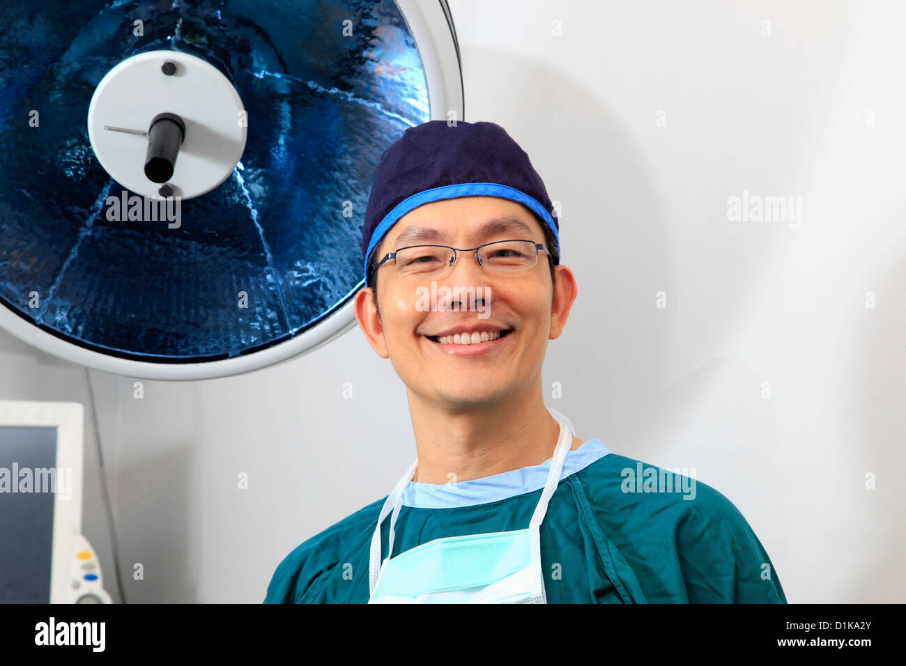 Gros plan du médecin en salle d'opération portant des gommages corporels Banque D'Images