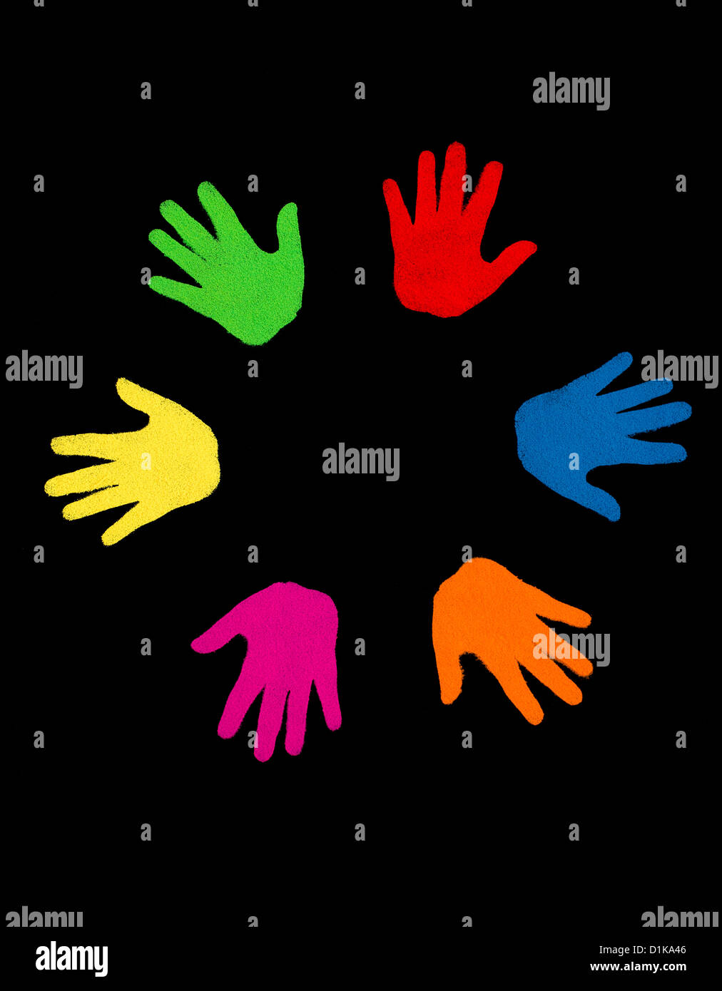 La poudre de couleur imprime sur un modèle circulaire sur noir Banque D'Images