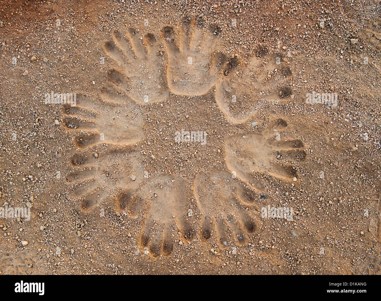 Imprime la main sur un modèle circulaire sur un chemin de terre. L'Inde Banque D'Images