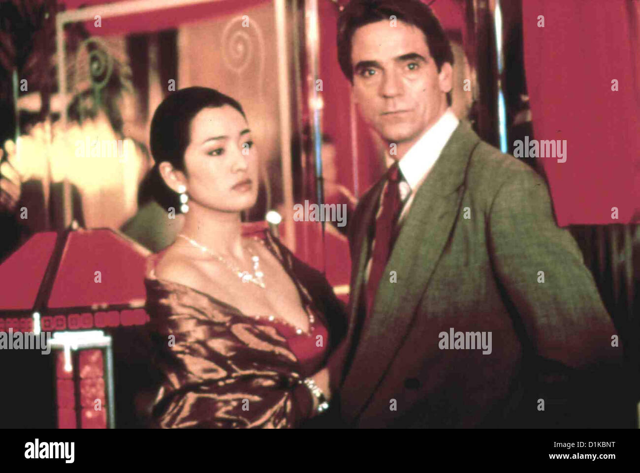 Chinese Box Boîte chinoise Gong Li, Jeremy Irons John (Jeremy Irons) verliebt sich die chinesische dans Barbetreiberin Vivian Banque D'Images
