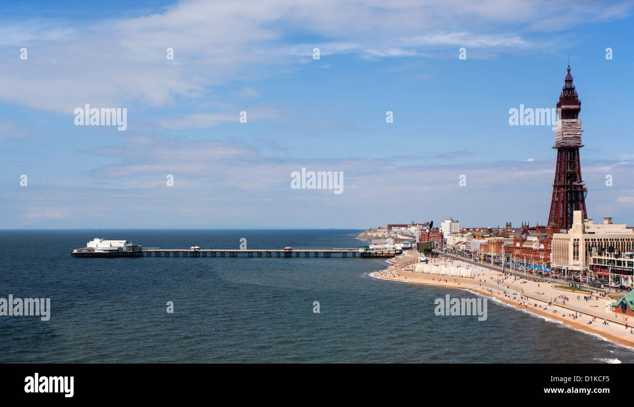 Vue aérienne de la tour de Blackpool et réaménagé front Banque D'Images