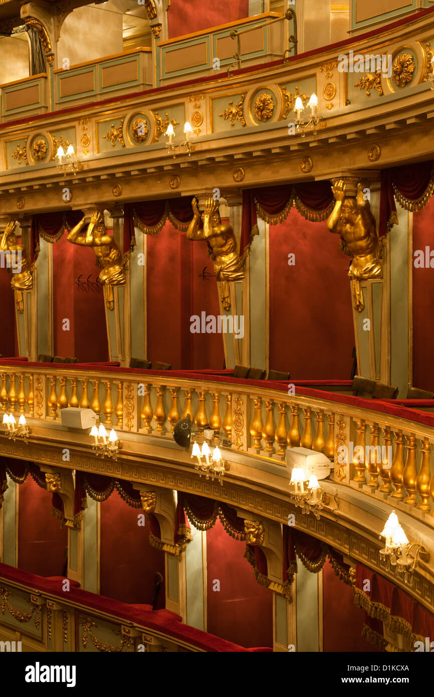 Das Neue Opernhaus Photos Das Neue Opernhaus Images Alamy