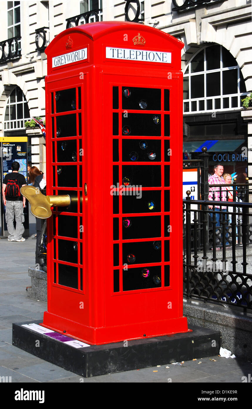 Cabine téléphonique l'art à Piccadilly Circus, Londres, Royaume-Uni, sous le soleil d'été. Banque D'Images