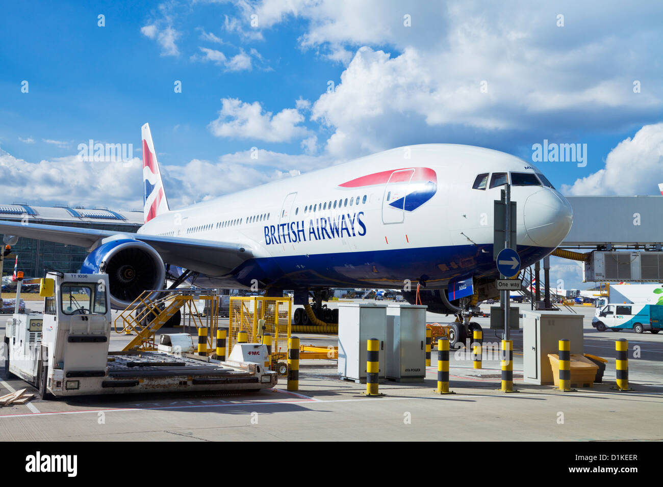 British Airways avion prêt pour l'embarquement d'être chargé avec les bagages et les repas Heathrow Airport Terminal 5 London UK GB EU Europe Banque D'Images