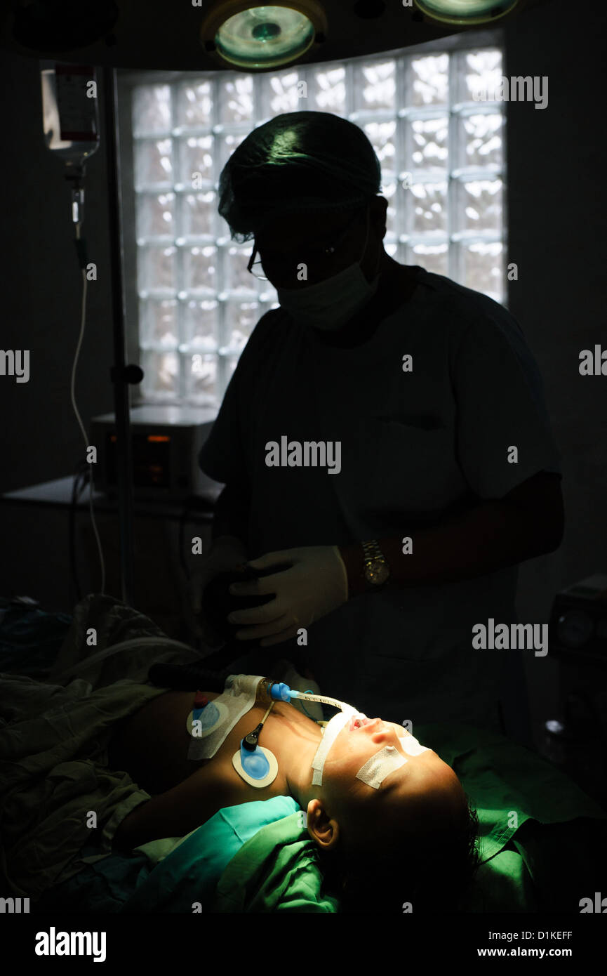 Un jeune enfant couché dans une salle d