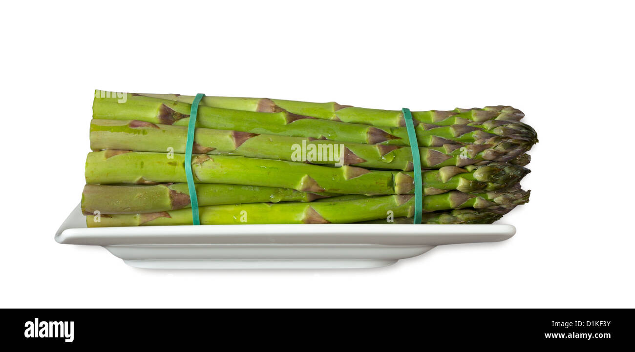 Asperges vertes sur une plaque avec des bandes en caoutchouc typique Banque D'Images