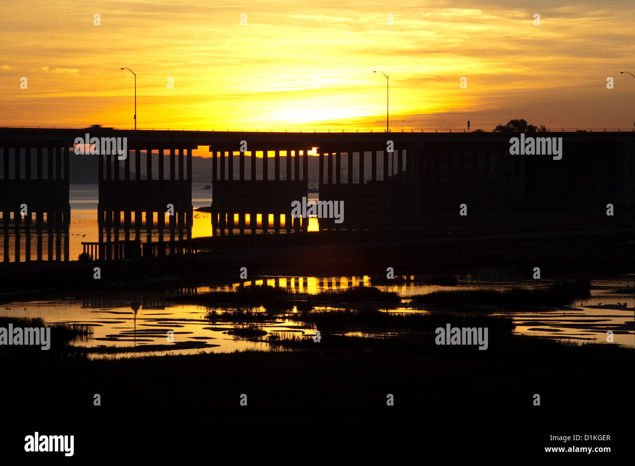 Coucher de soleil sur l'autoroute 101 est en passe par Mill Valley dans le comté de Marin, en Californie. Banque D'Images