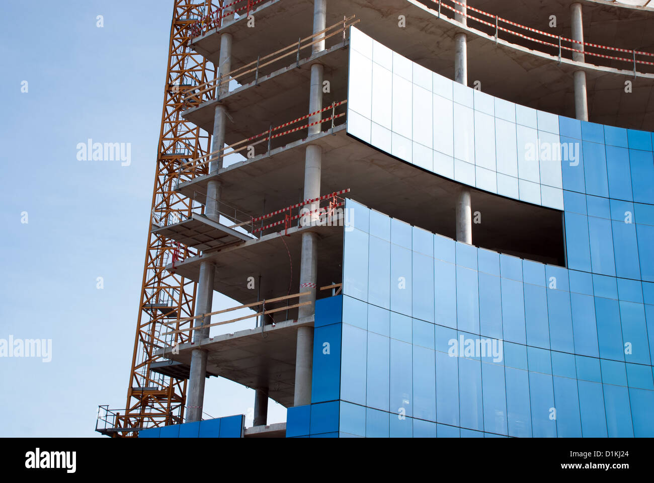 Construction d'un immeuble de bureaux en verre moderne en béton Banque D'Images