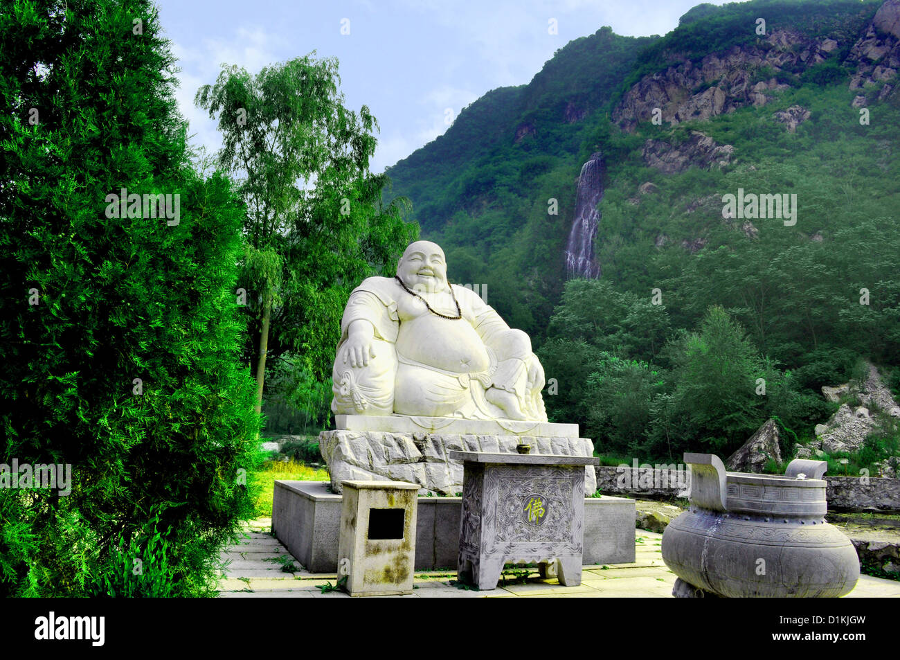 Statue de Bouddha près de la Grande Muraille de Chine dans les montagnes Banque D'Images