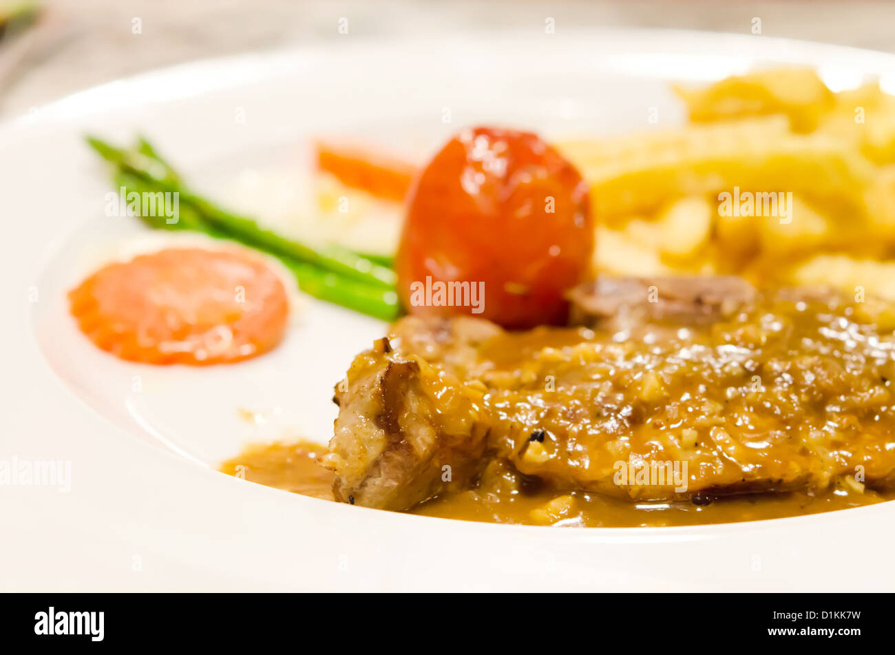 Faux Filet de boeuf steak avec des croustilles de pommes de terre et légumes Banque D'Images