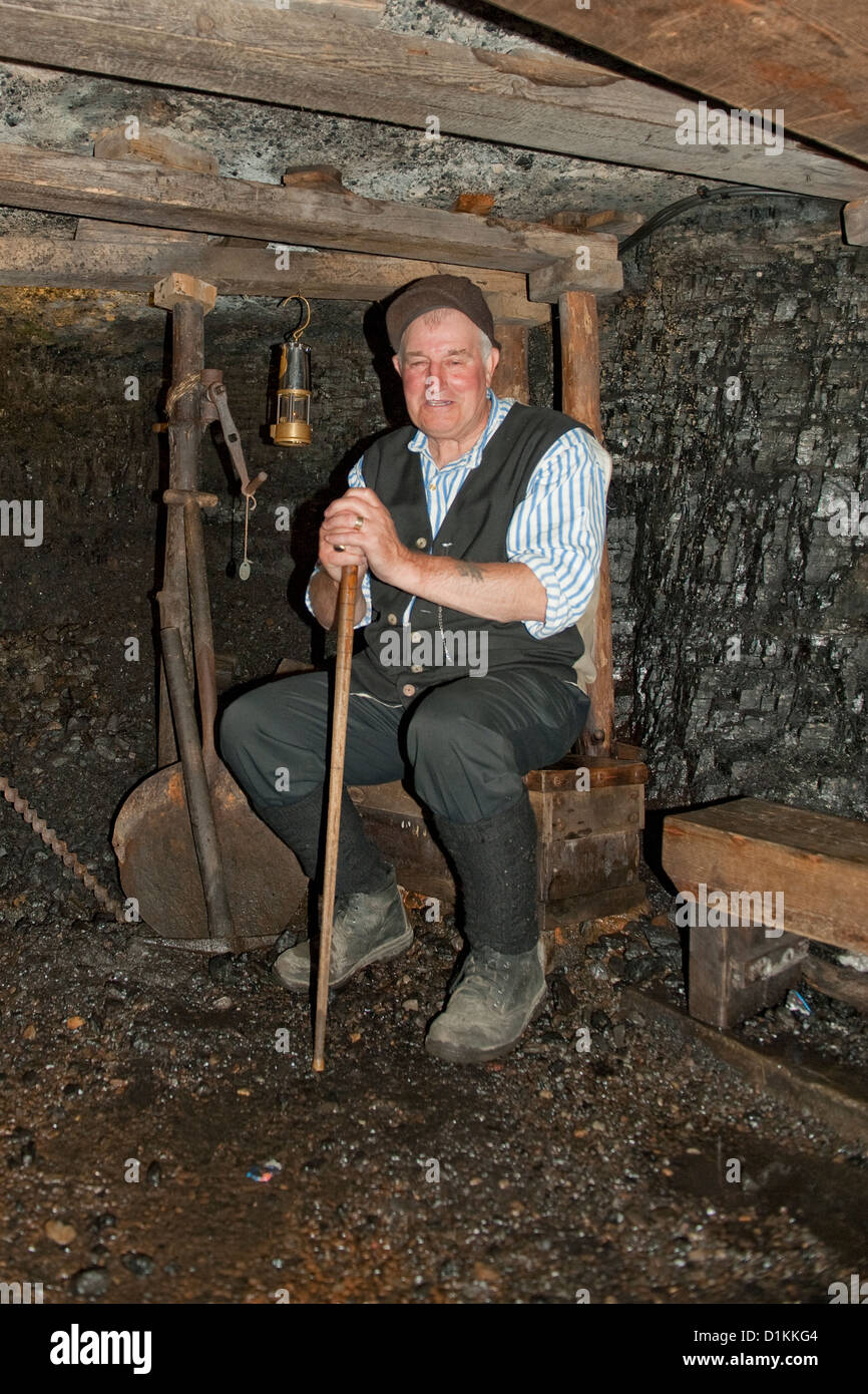 Mineur de charbon à la retraite dans la mine de charbon à Beamish Museum, County Durham Banque D'Images