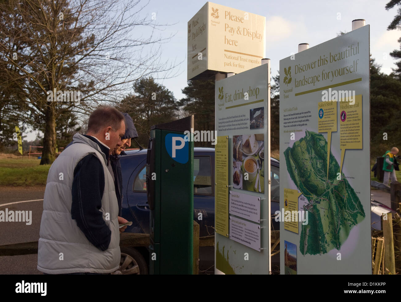 Les pilotes à l'aide parking Payez et affichez le lendemain de Noël 2012 (26 décembre) à une propriété du National Trust, hindhead, Surrey, UK. Banque D'Images