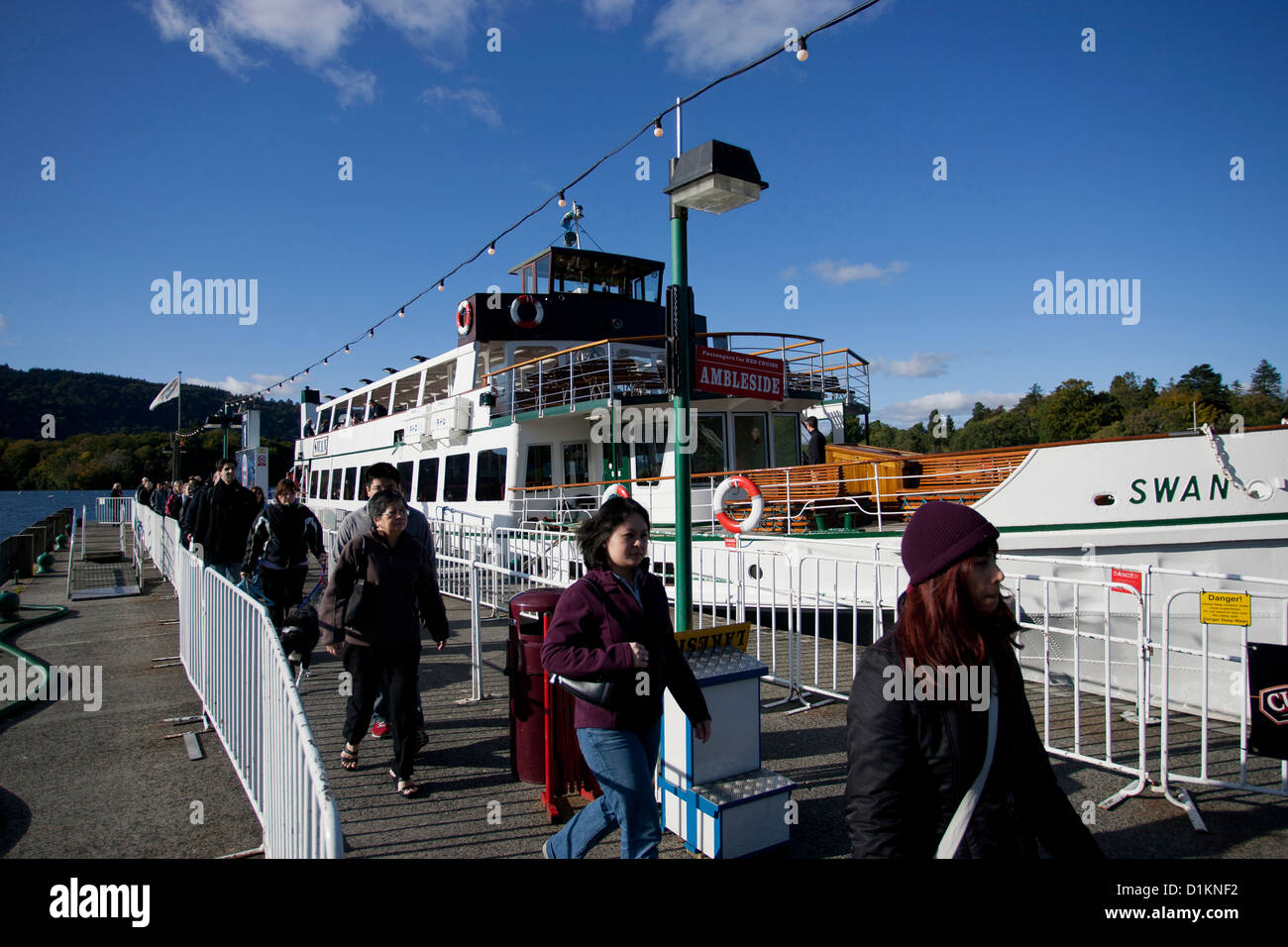 Le MV Swan , vapeur , à l'origine de passagers Les passagers arrivant sur le lac Windermere Bowness débarquer à pier Banque D'Images