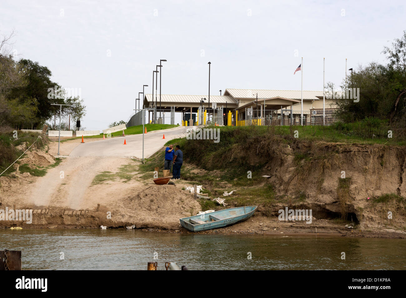 Les passagers sur le côté de la frontière du Texas d'attendre l'approche de ferry qui mènera à travers le fleuve Rio Grande dans Mex Banque D'Images