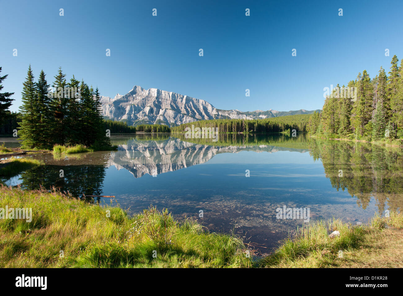 Le mont Rundle de Cascade d'étangs. Le Parc National de Banff, Canada Banque D'Images