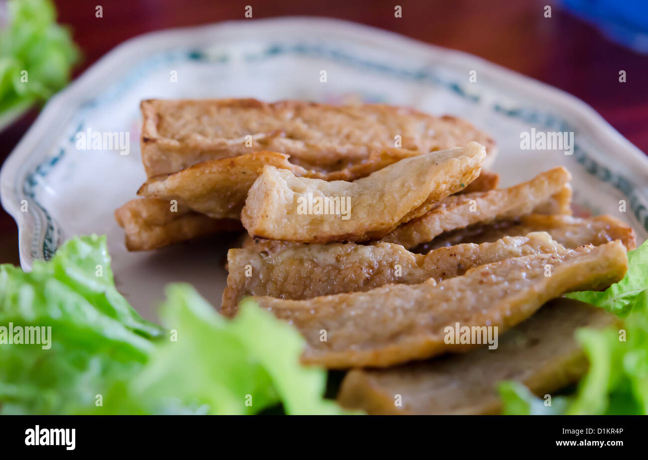 Poêlée de saucisses vietnamiennes servi avec légumes frais sur lave Banque D'Images