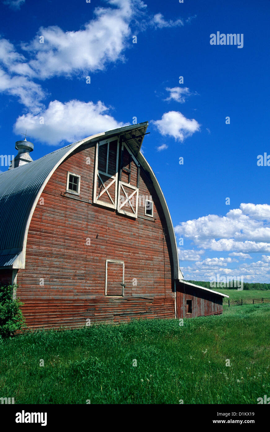 Ancienne grange, CIEL BLEU ET NUAGES PRÈS DE LONG ÉVITEMENT, Minnesota. L'été. U.S.A. Banque D'Images