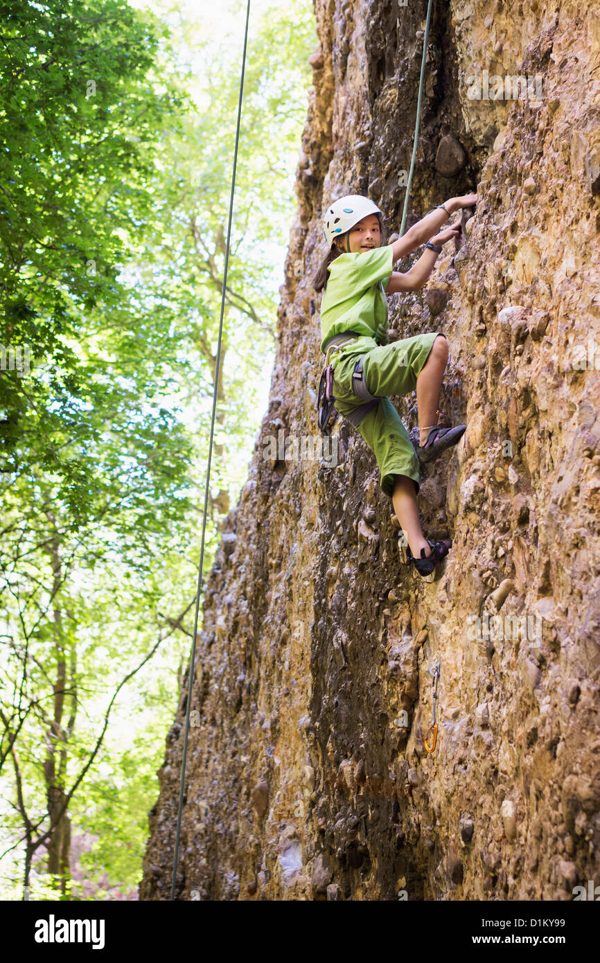 Mixed Race girl escalade Banque D'Images