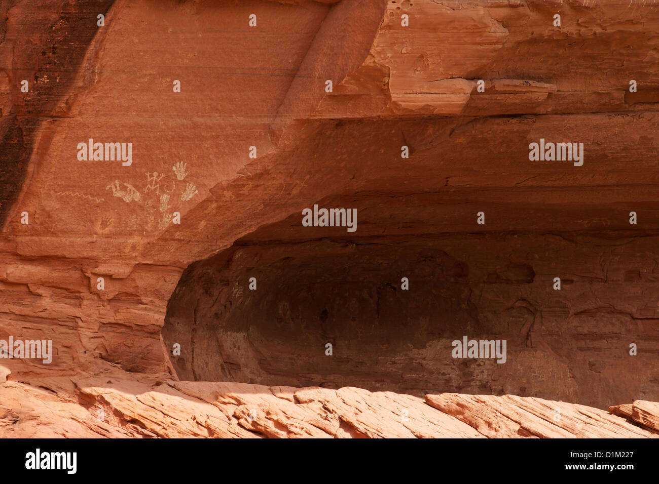 Pictogrammes Amérindiens part des formes sur les murs de grès Chinle Wash Canyon, Canyon de Chelly NM Arizona USA Banque D'Images