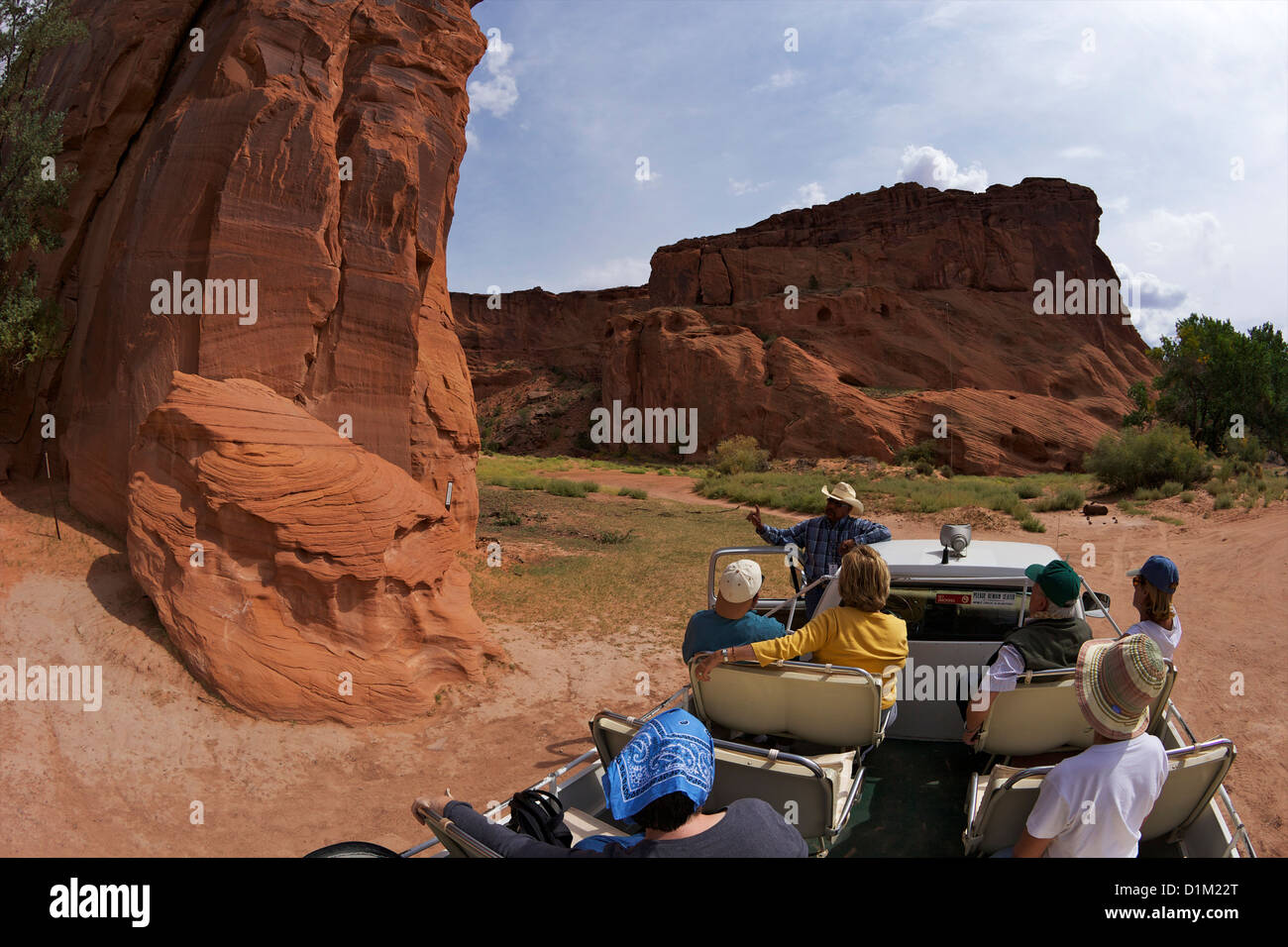 Guide Navajo pétroglyphes expliquant aux visiteurs et touristes,, Canyon de Chelly National Monument, Arizona, USA Banque D'Images