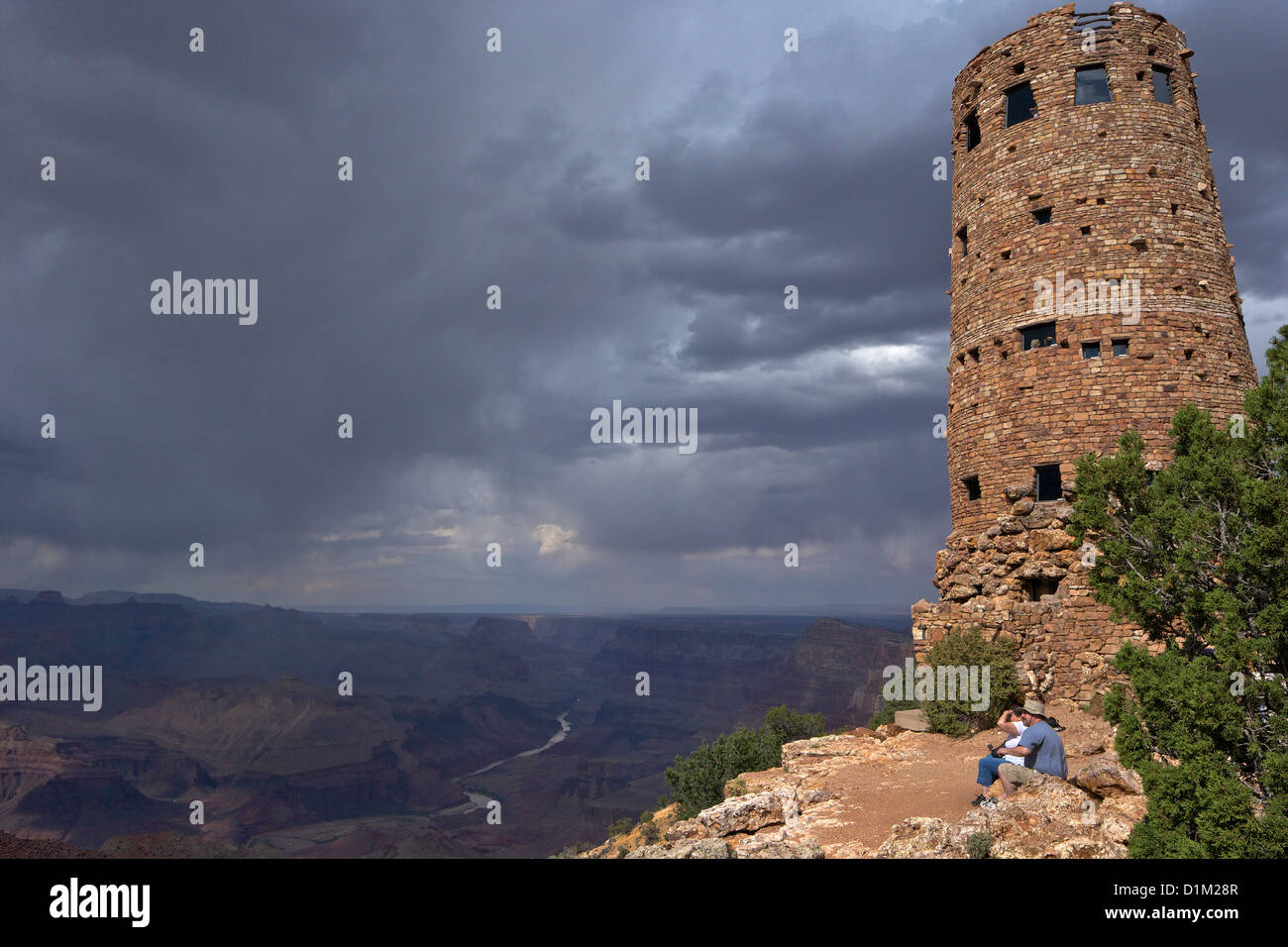 Le temps orageux à Desert View Watchtower, ou Indien de guet, Rive Sud, le Parc National du Grand Canyon, Arizona, USA Banque D'Images