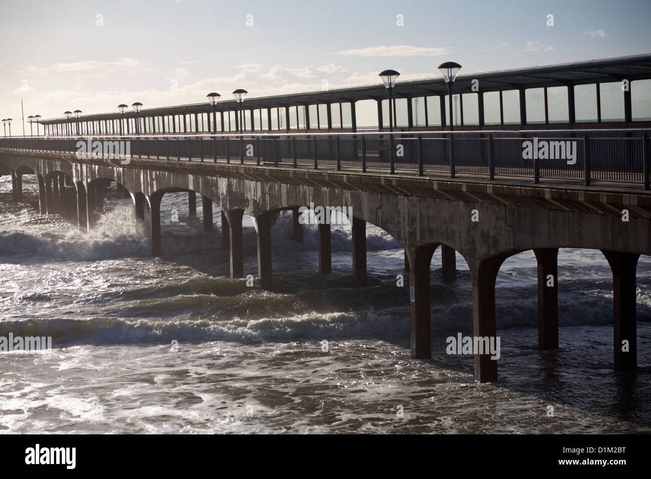 Mer Agitée à Boscombe pier le jour de Noël Banque D'Images