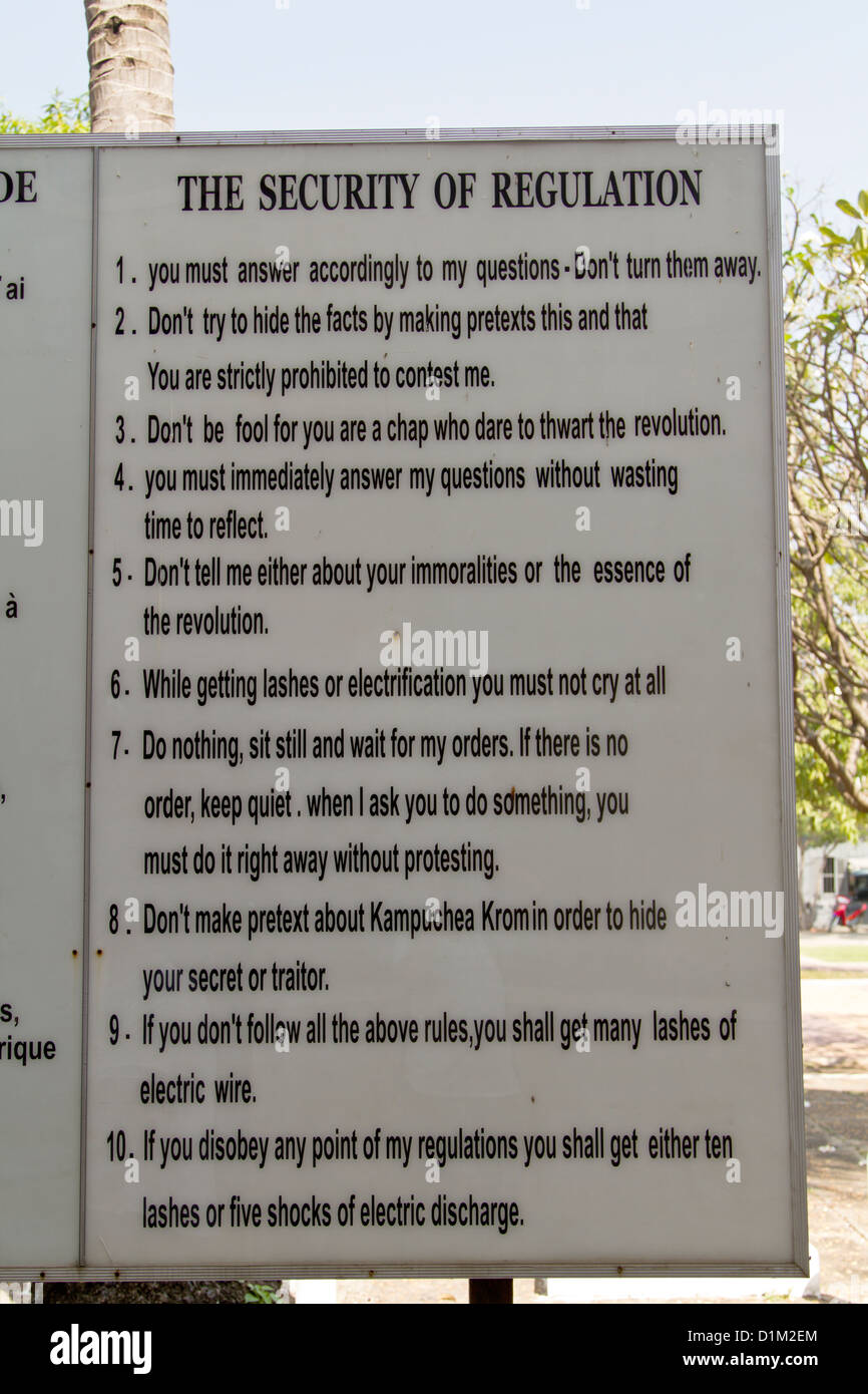 Liste des règles qui devaient être respectées par les détenus de la célèbre prison de sécurité 21 à Phnom Penh, avant l'exécution. Banque D'Images