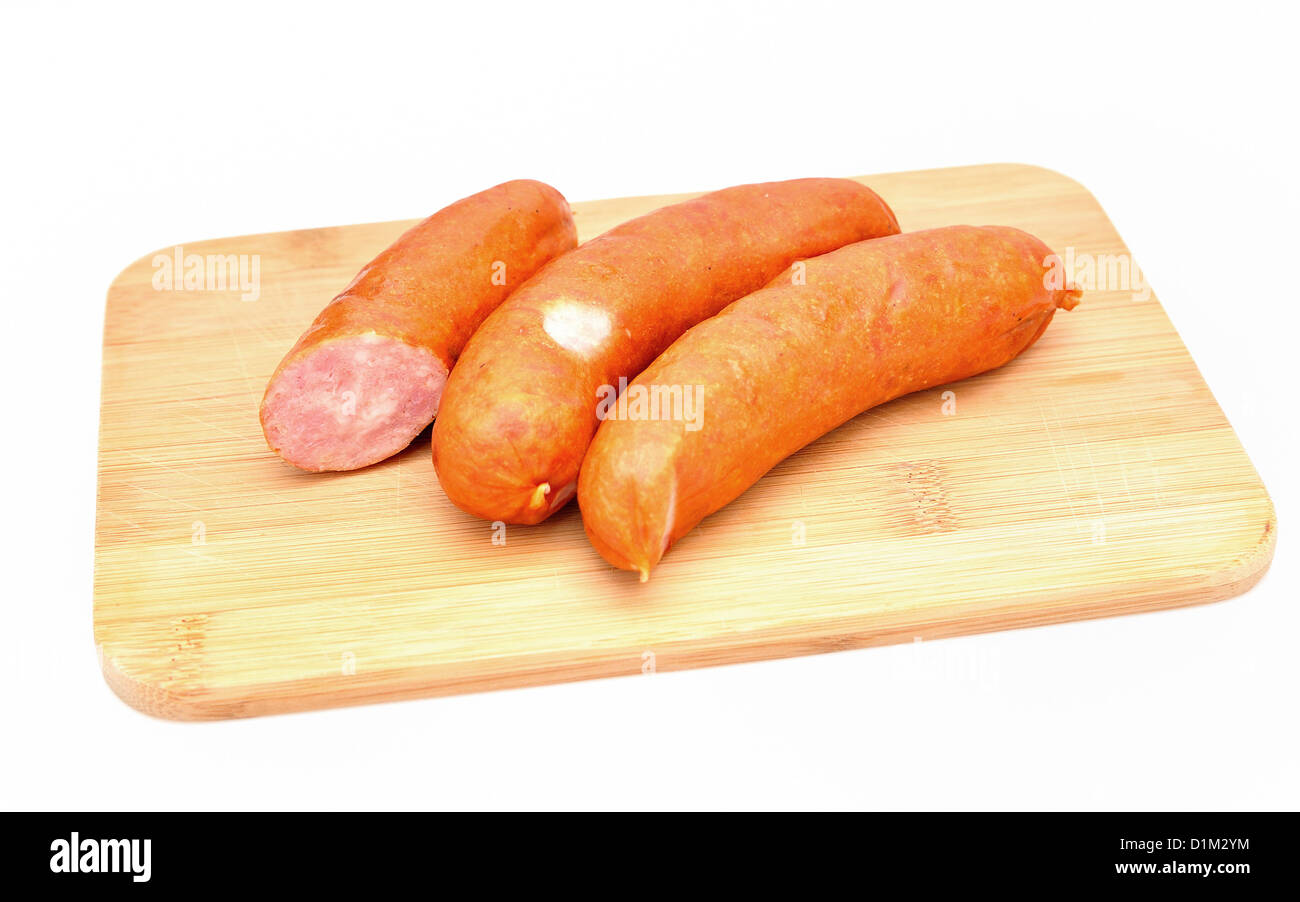 Les saucisses sur une planche à découper. Banque D'Images