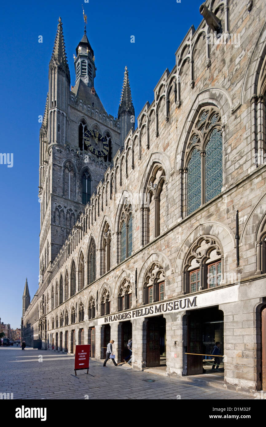 La Halle aux Draps / Lakenhalle abritant le musée In Flanders Fields à Ypres, Belgique Banque D'Images