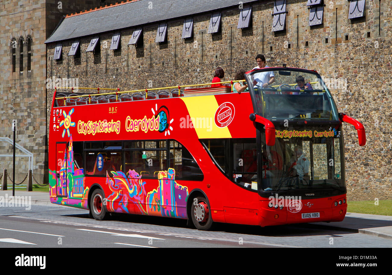 L'extérieur de bus touristique le château de Cardiff, Cardiff, Pays de Galles, Royaume-Uni Banque D'Images