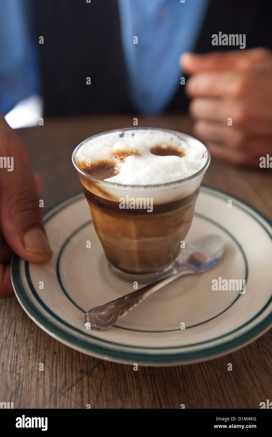 le cafe est servi a harar en ethiopie photo stock alamy