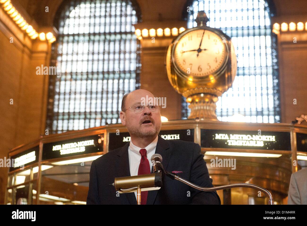 28 décembre 2012 - Manhattan, New York, États-Unis - MTA Président JOSEPH LHOTA annonce le lancement d'une application pour smartphone qui affiche en temps réel des temps d'arrivée des trains sur sept des 24 lignes de métro de la ville lors d'une conférence de presse à Grand Central Terminal, vendredi, Décembre 28, 2012. La version initiale du passage inférieur du temps aura l'information pour le 1,2,3,4,5 et 6 trains ainsi que la 42e rue s'aéroport. (Crédit Image : © Bryan Smith/ZUMAPRESS.com) Banque D'Images