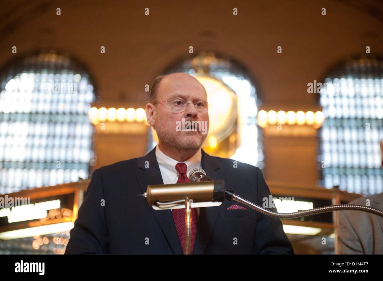 28 décembre 2012 - Manhattan, New York, États-Unis - MTA Président JOSEPH LHOTA annonce le lancement d'une application pour smartphone qui affiche en temps réel des temps d'arrivée des trains sur sept des 24 lignes de métro de la ville lors d'une conférence de presse à Grand Central Terminal, vendredi, Décembre 28, 2012. La version initiale du passage inférieur du temps aura l'information pour le 1,2,3,4,5 et 6 trains ainsi que la 42e rue s'aéroport. (Crédit Image : © Bryan Smith/ZUMAPRESS.com) Banque D'Images