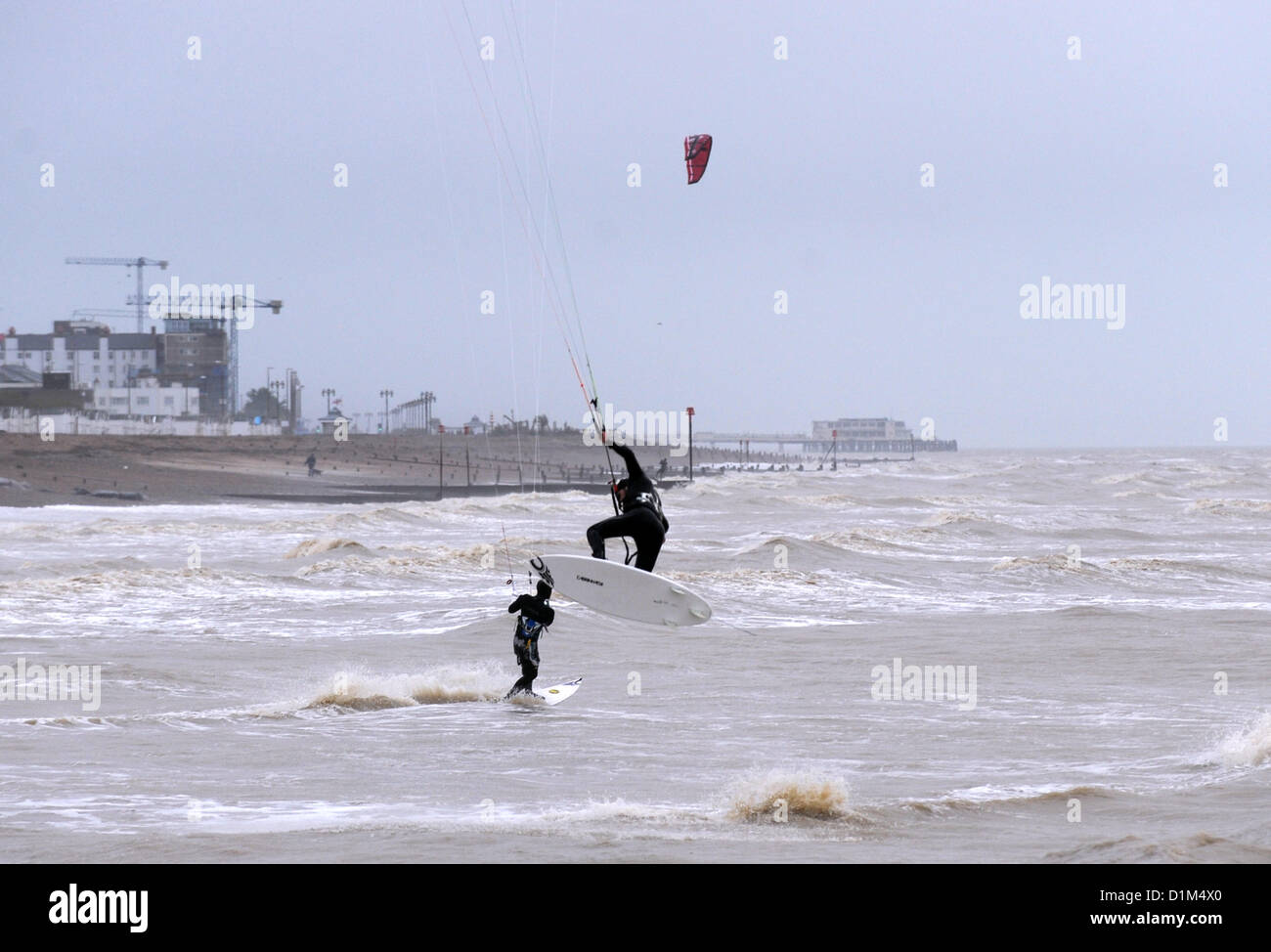 Worthing Sussex UK 28 décembre 2012 - Ces kite surfeurs ne me dérange pas le mauvais temps alors qu'ils prennent les la plupart des conditions Banque D'Images