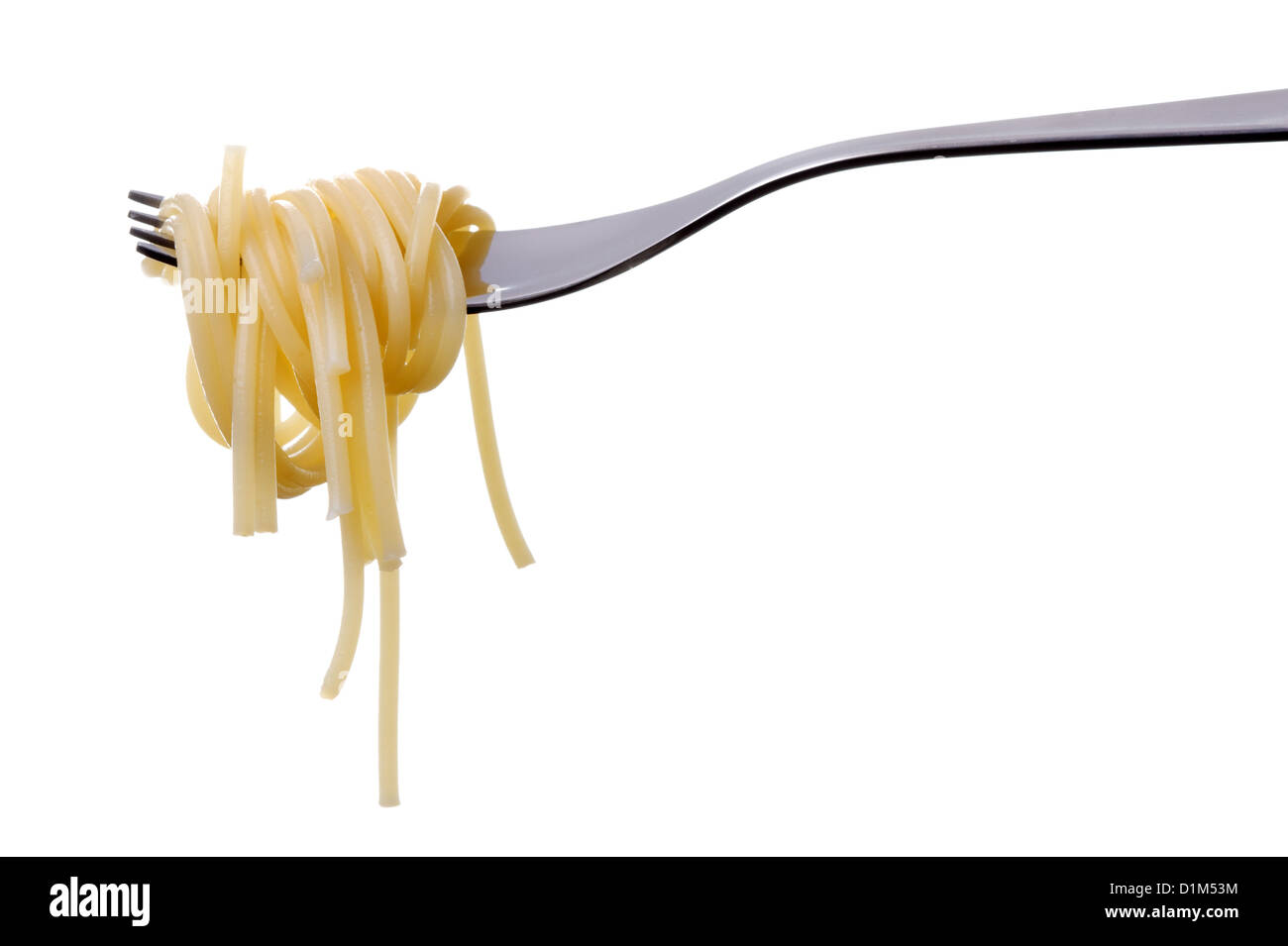 Plaine cuit pâtes spaghetti sur une fourchette contre isolé sur fond blanc Banque D'Images