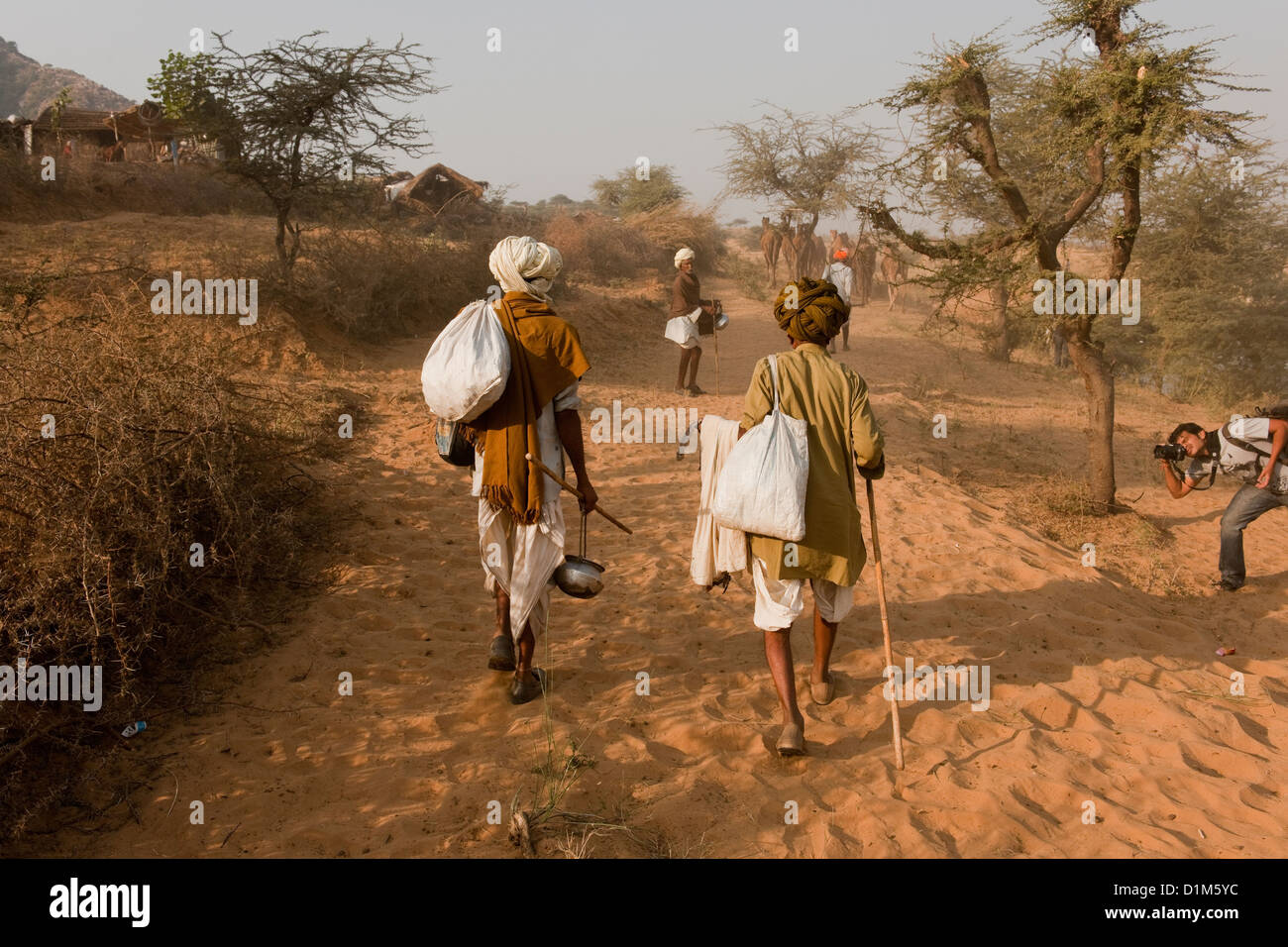 Commerçants en chameau turbans ont leur photo prise lors de l'assemblée annuelle à l'extérieur juste camel Pushkar Rajasthan Inde Banque D'Images