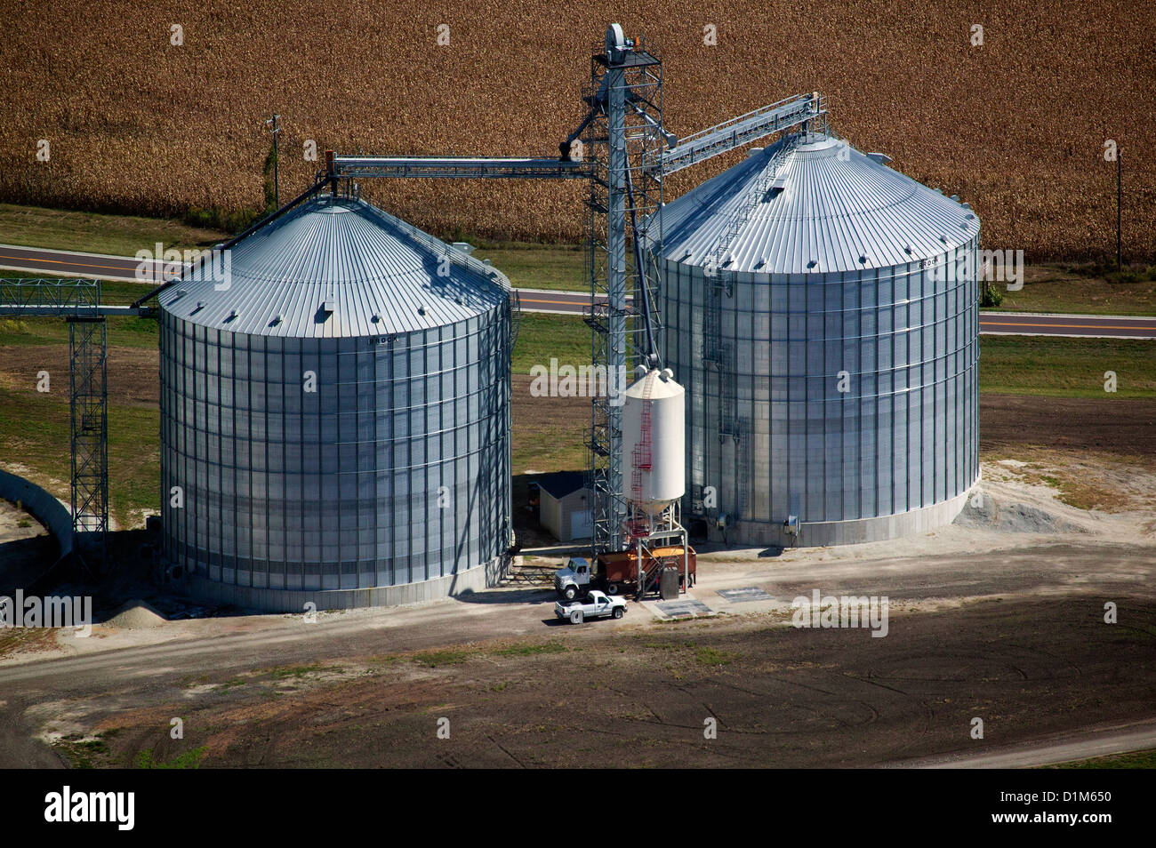 Photographie aérienne des bacs de stockage des grains dans l'Iowa Banque D'Images
