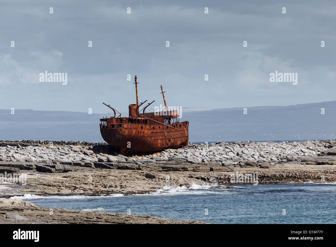 Le cargo plassey inishee naufrage près de l'Irlande dans les années 1960. seule sa carcasse rouillée reste sur les rochers à marée basse Banque D'Images